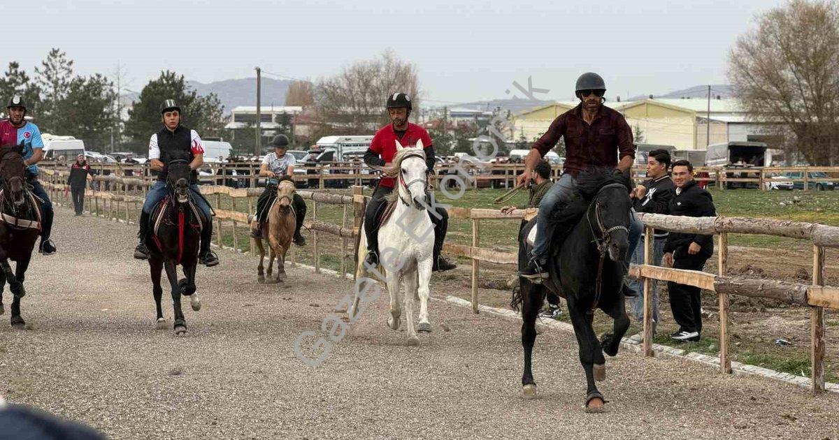 "Tavşanlı'da Rahvan Atları Şöleni: Kıyasıya Rekabet Nefes Kesti" başlıklı haber için fotorealistik,