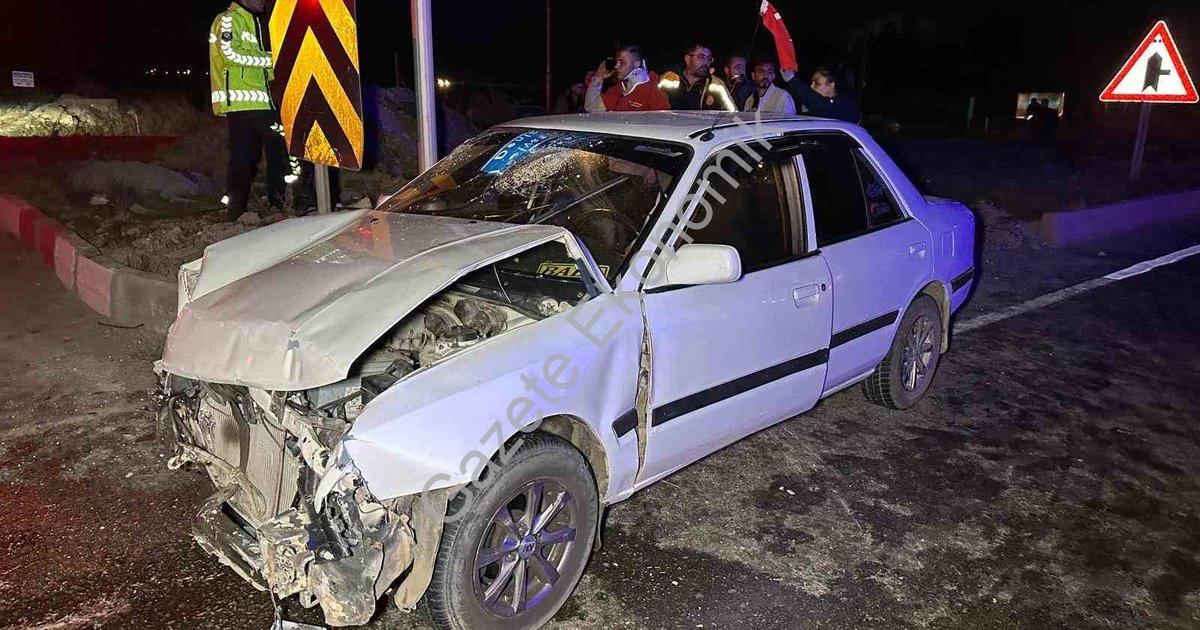 "Uşak'ta Kavşakta Feci Kaza: Bebek Dahil 10 Kişi Yaralandı" başlıklı haber için fotorealistik, profe