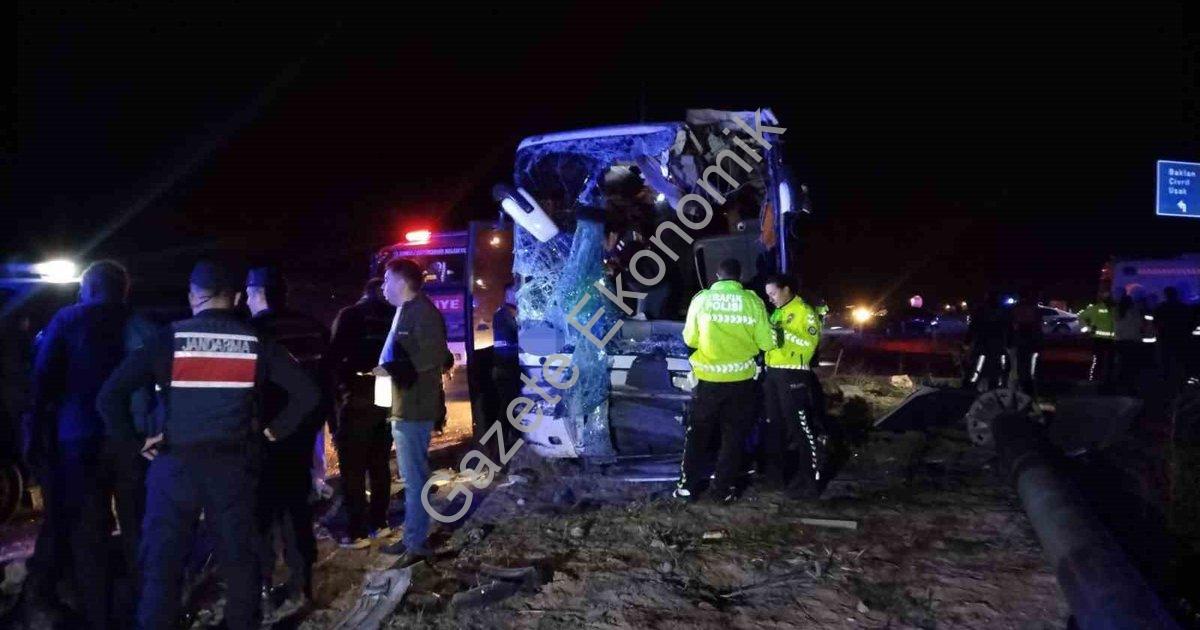 "Denizli'de Feci Kaza: Otobüs ve Minibüs Çarpıştı, 1 Can Kaybı" başlıklı haber için fotorealistik, p