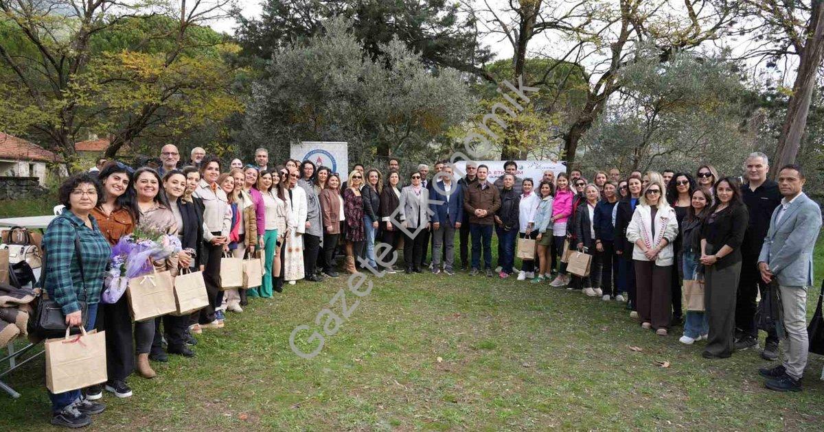 "Muğla'da Öğretmenler Geleneksel Etkinliklerle Geleceğe Yürüyor" başlıklı haber için fotorealistik,