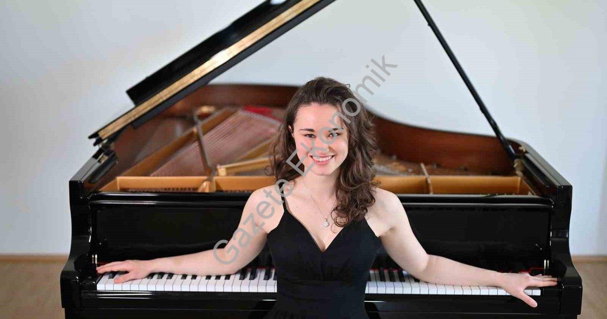 "20 Yaşındaki Piyanist Nehir Özzengin Forbes'un Parlayan Yıldızı Oldu" başlıklı haber için fotoreali