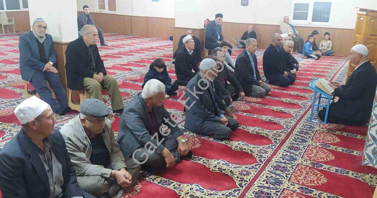 "Mutaflar Camii'nde Sabah Namazı: Cemaat Gönülleri Birleştirdi" başlıklı haber için fotorealistik, p