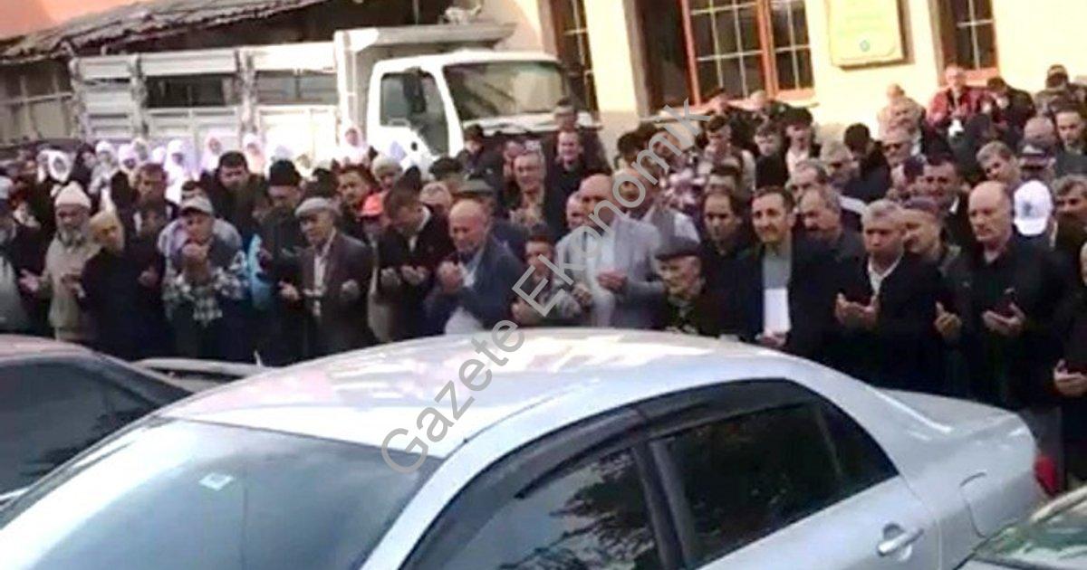 "Hisarcık'tan Kutsal Topraklara Duygusal Uğurlama: 24 Kişi Yola Çıktı" başlıklı haber için fotoreali