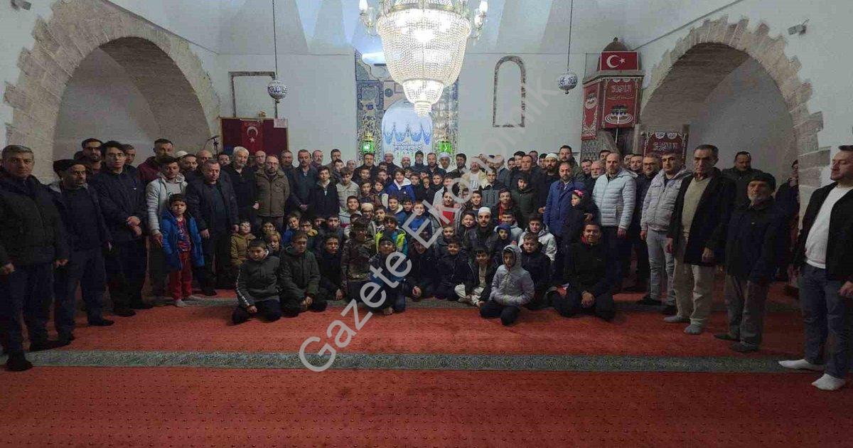 "Vali Işın'dan Gençlere: Bir Elde Kuran, Diğerinde Bilgisayar" başlıklı haber için fotorealistik, pr