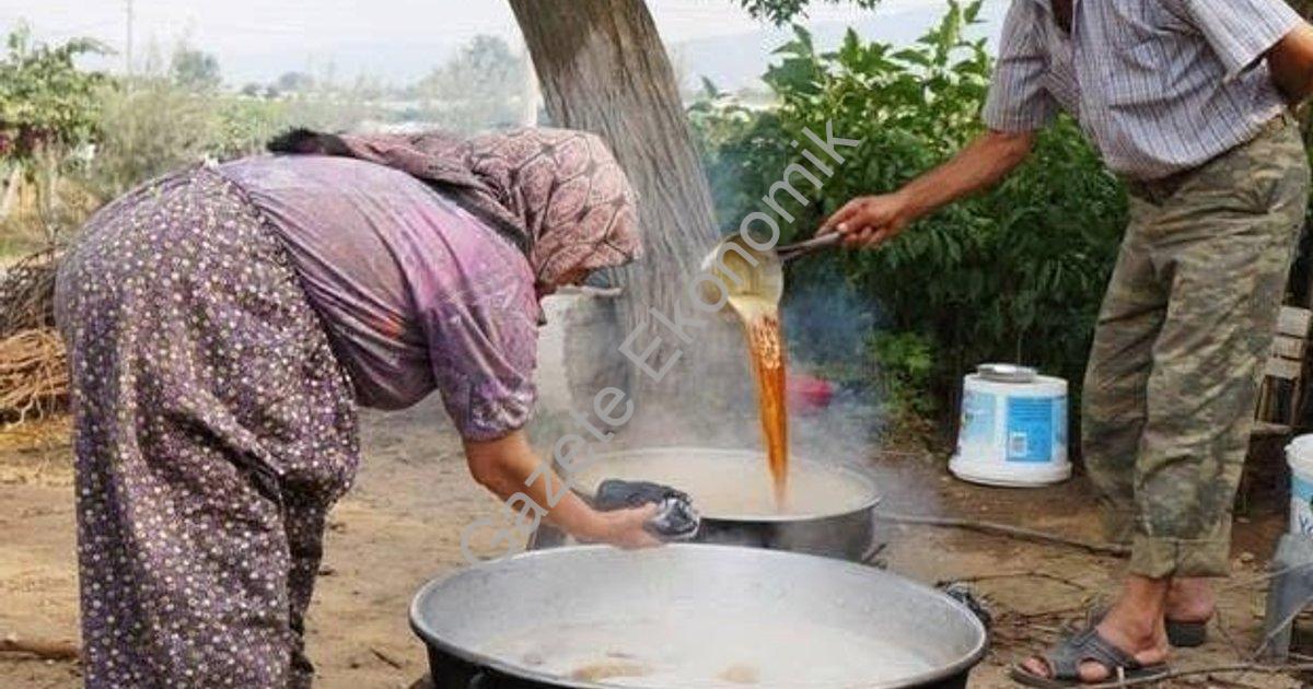 "Sarıgöl'de Pekmez Zamanı: Kilosu 500 Liradan Alıcı Buluyor" başlıklı haber için fotorealistik, prof