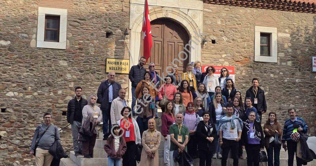 "Öğretmenler Aydın'ın Bin Yıllık Tarihine Yolculuk Yaptı" başlıklı haber için fotorealistik, profesy