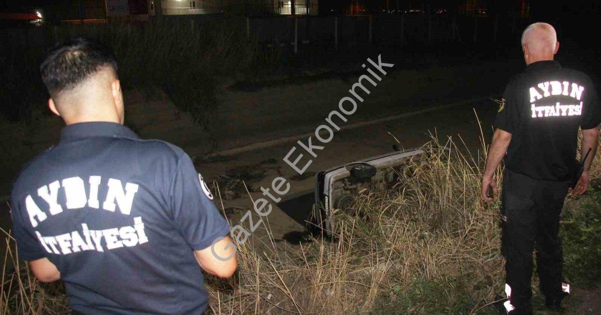 "Aydın'da Korkutan Kaza: Otomobil Kanala Uçtu, 2 Yaralı Var" başlıklı haber için fotorealistik, prof