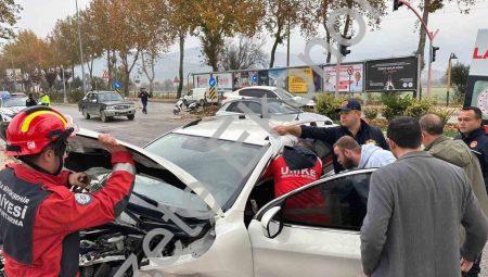 Menteşe’de Korkutan Kaza: Kırmızı Işık İhlali 2 Kişiyi Yaraladı