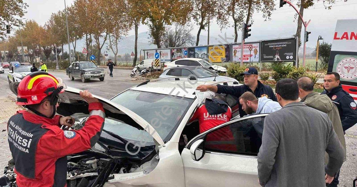 "Menteşe'de Korkutan Kaza: Kırmızı Işık İhlali 2 Kişiyi Yaraladı" başlıklı haber için fotorealistik,