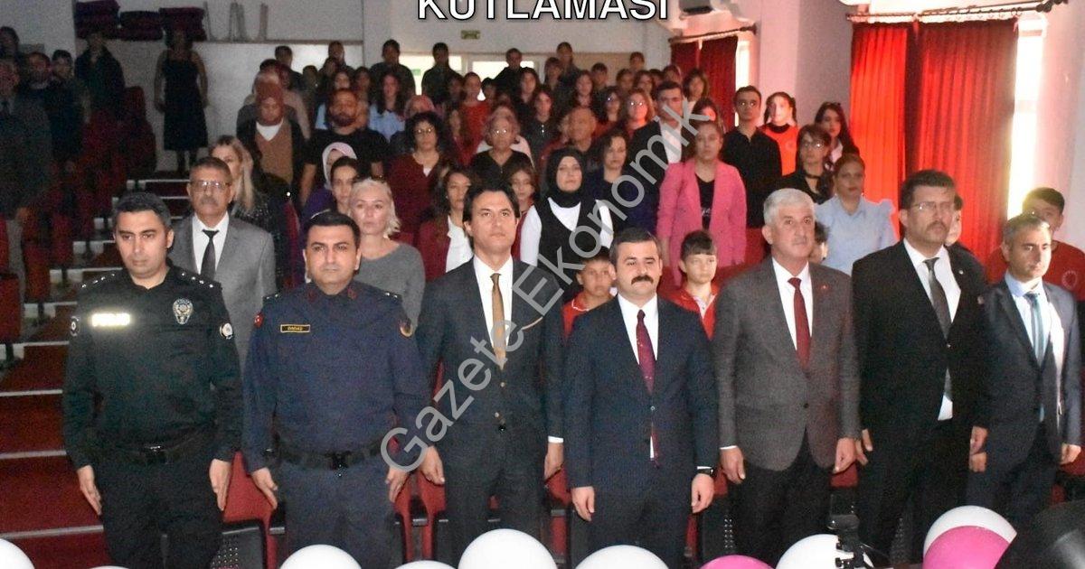 "Köyceğiz'de Coşkulu Öğretmenler Günü Kutlaması" başlıklı haber için fotorealistik, profesyonel bir