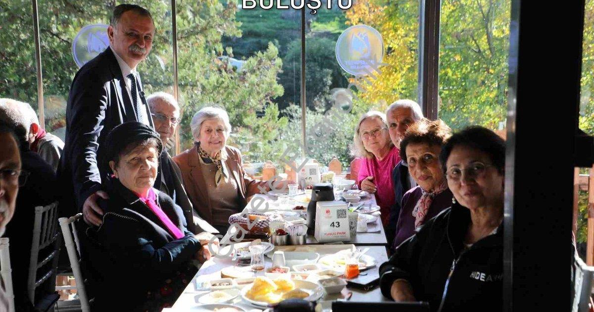 "Eğitimci Başkan Emekli Öğretmenlerle Buluştu" başlıklı haber için fotorealistik, profesyonel bir ha