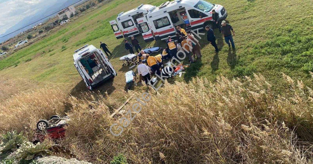 "Manisa'da Araç Tarlaya Devrildi: Biri Bebek 5 Yaralı" başlıklı haber için fotorealistik, profesyone