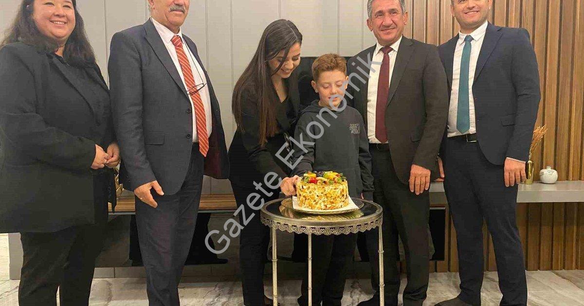 "Menteşe'de Öğretmenlere Özel Çifte Kutlama" başlıklı haber için fotorealistik, profesyonel bir habe