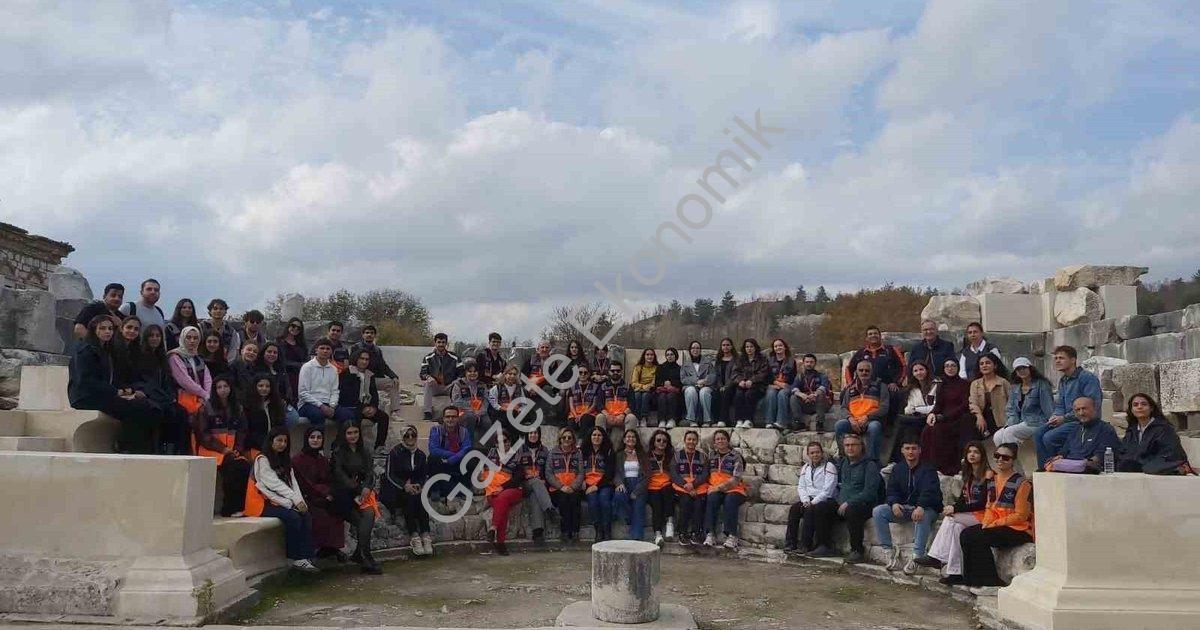 "AFAD gönüllüleri Stratonikeia’da tarihle moral depoladı" başlıklı haber için fotorealistik, profesy