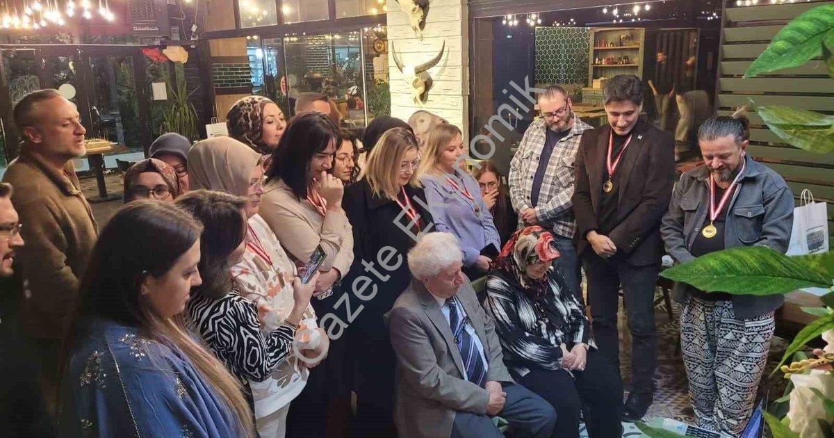 "Kütahya’da eski öğrencilerden emekli öğretmene duygu dolu sürpriz" başlıklı haber için fotorealisti