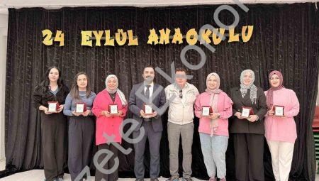 Muhtardan 24 Kasım’da Öğretmenlere Anlamlı Plaket Jestı