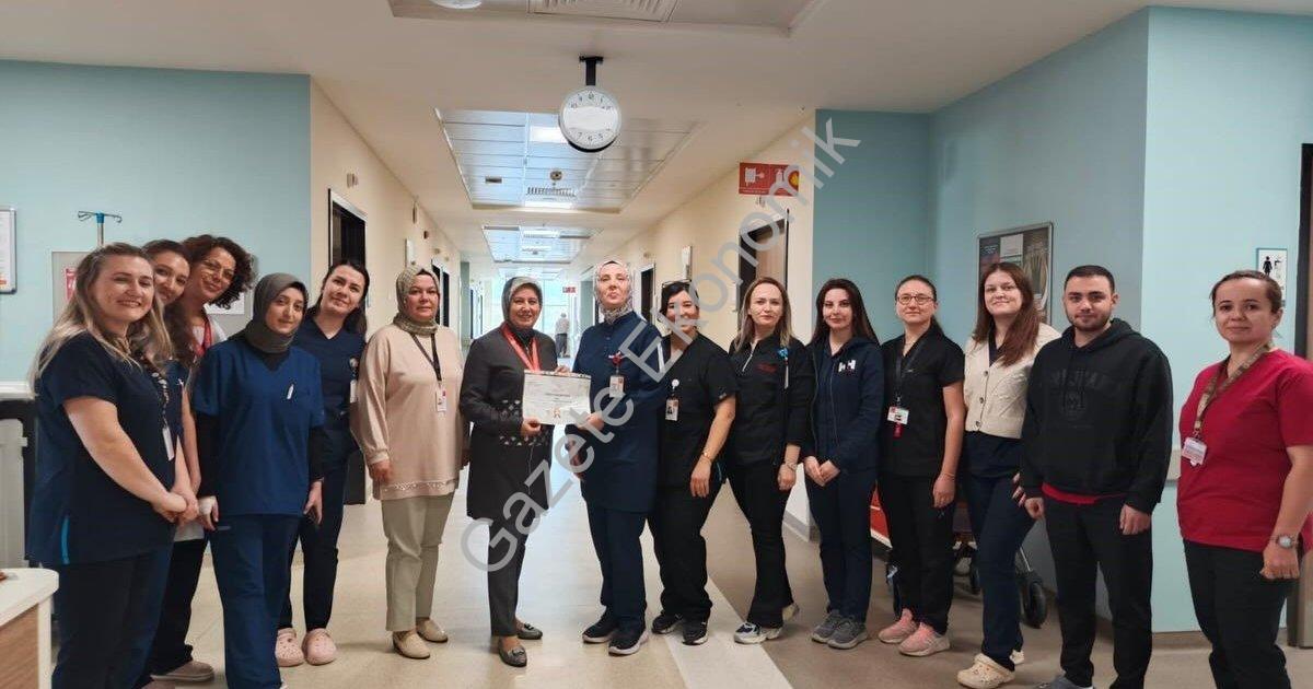 "Kütahya Şehir Hastanesi Göz ve Dermatoloji Kliniği’ne Hijyen Ödülü" başlıklı haber için fotorealist