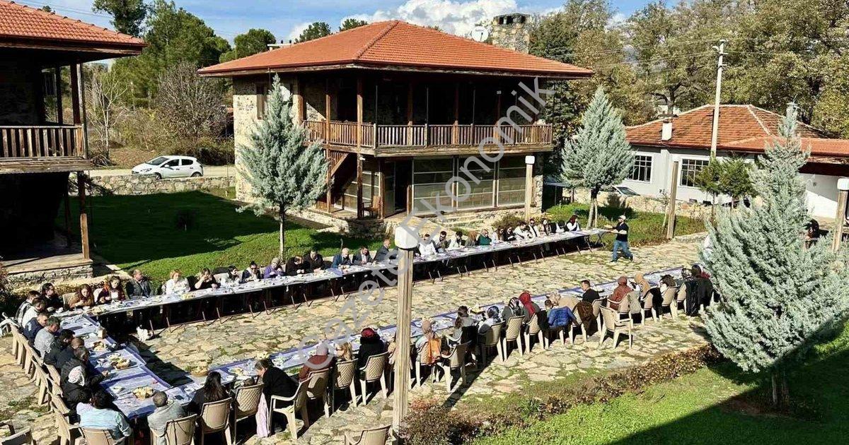 "Beyağaç'ta 24 Kasım Coşkusu: Başkan Pütün Öğretmenleri Unutmadı" başlıklı haber için fotorealistik,