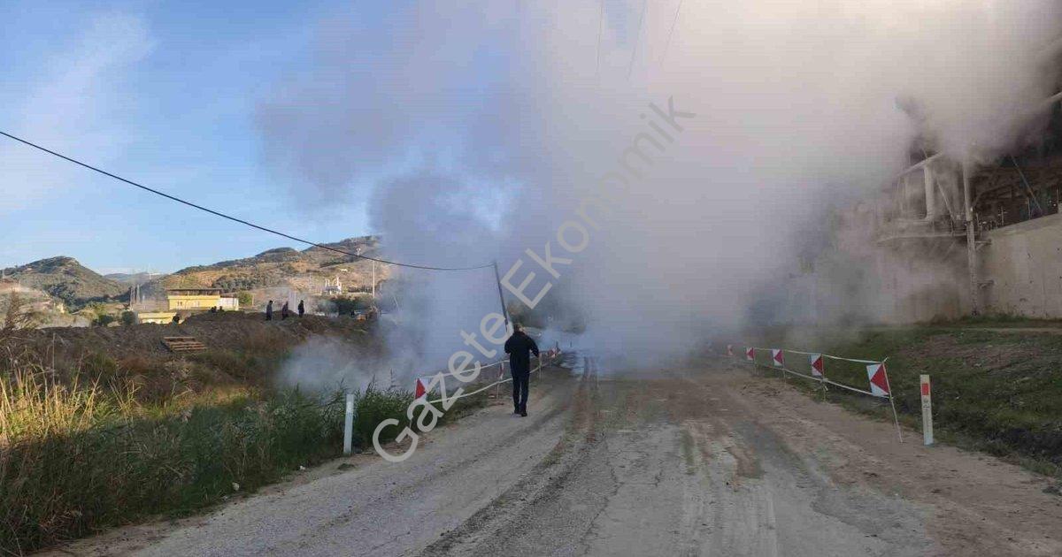 "Aydın Germencik'te Jeotermal Hattı Patladı: Yol Trafiğe Kapandı" başlıklı haber için fotorealistik,