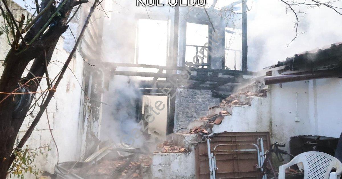 "Muğla Menteşe'de Korkutan Yangın: İki Ev Kül Oldu" başlıklı haber için fotorealistik, profesyonel b