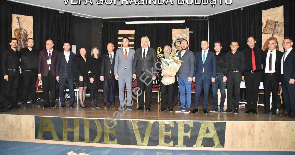 "Söke'de Anlamlı Gece: 102 Eğitim Çınarı Vefa Sofrasında Buluştu" başlıklı haber için fotorealistik,