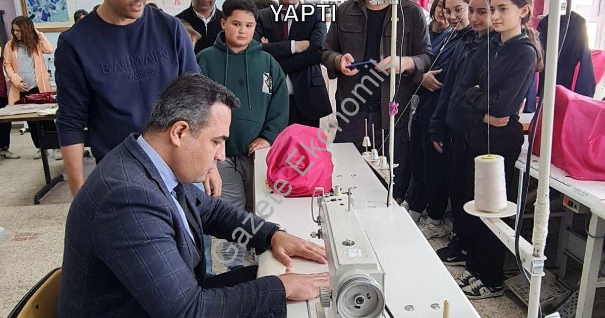 "Sarıgöl Kaymakamı Dalak’tan Örnek Davranış: Öğrencilerle Dikiş Dikti, Çapa Yaptı" başlıklı haber iç