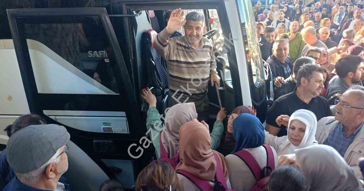 "Çine'den Kutsal Topraklara Duygu Dolu Veda: 90 Umreci Yola Çıktı" başlıklı haber için fotorealistik