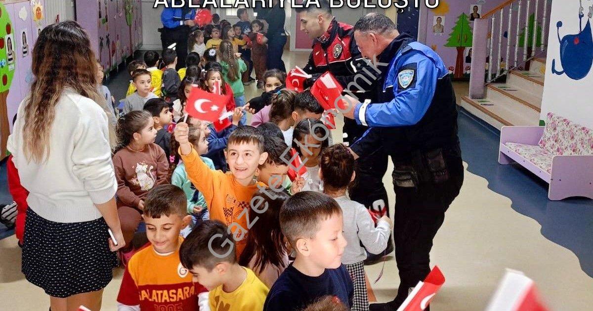 "Aydın'da Minik Öğrenciler Polis Abi ve Ablalarıyla Buluştu" başlıklı haber için fotorealistik, prof