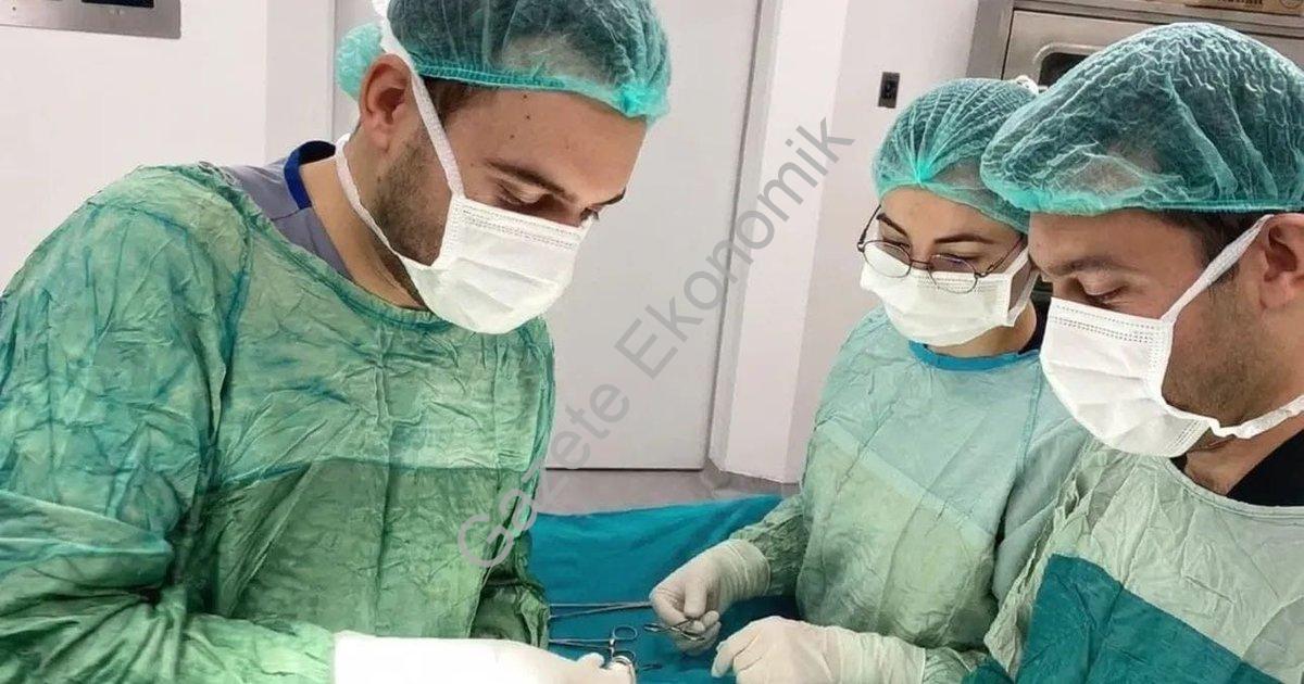 "Şuhut Devlet Hastanesi'nde Başarılı Kasık Fıtığı Operasyonu" başlıklı haber için fotorealistik, pro