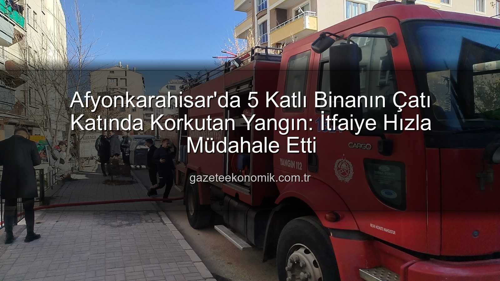 çatı katında yangın - Afyonkarahisar'da 5 Katlı Binanın Çatı Katında Korkutan Yangın: İtfaiye Hızla Müdahale Etti